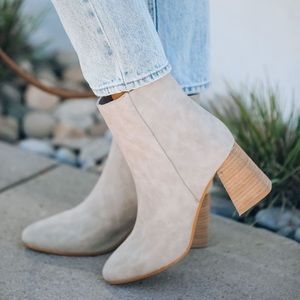 VICI ‘Colleen’ ankle bootie in grey